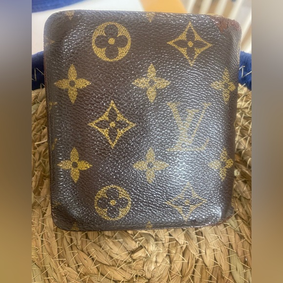 Louis Vuitton authentic bi fold wallet with coin zipper - Picture 2 of 13